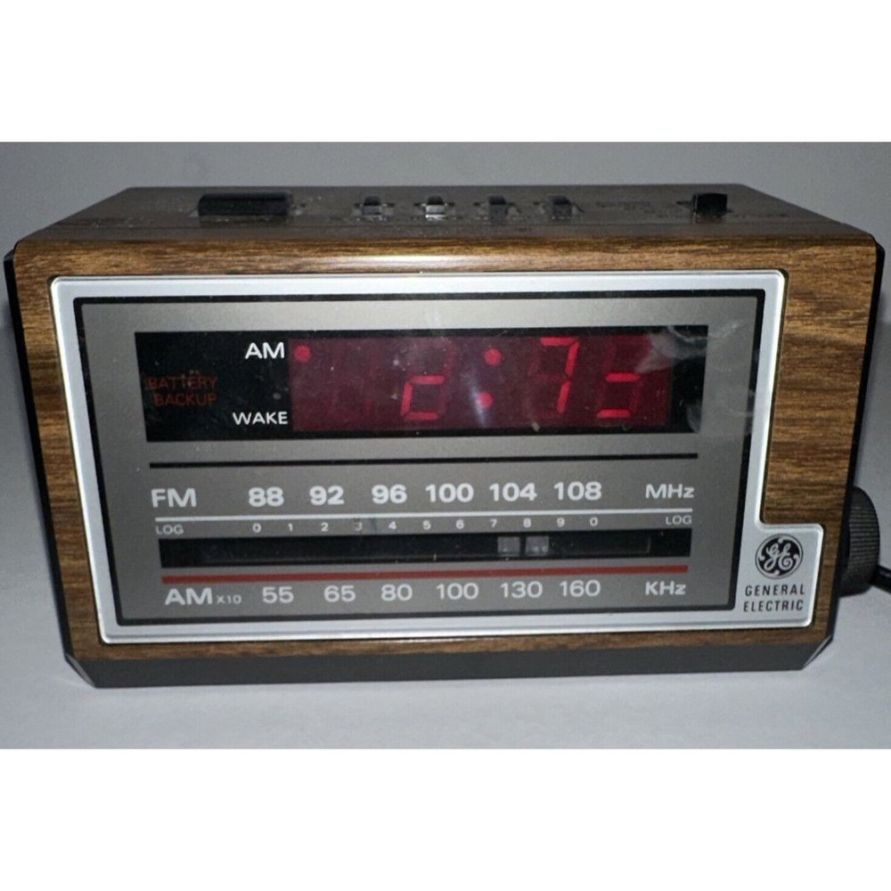 Vintage General Electric Model 7-4601A AM/FM Digital Radio Alarm Clock Tested